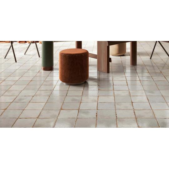 biela leskla antikizovana mediteranska dlazdica vzorovana podlahova v svetle cementoza rustikalna vintage staroma popularna antikizovana restauracia bistro efekt obklad dlazba dlazba exterier mrazuvzdorna letna kuchyna.jpg